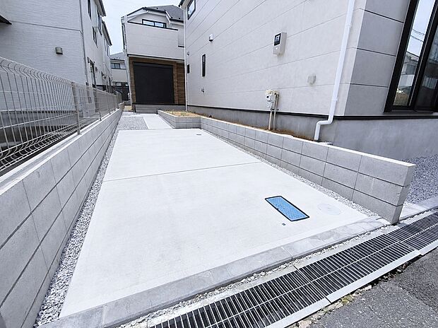 【駐車場】カースペースはコンクリート仕上げ。雨の日も足元は気になりません！
