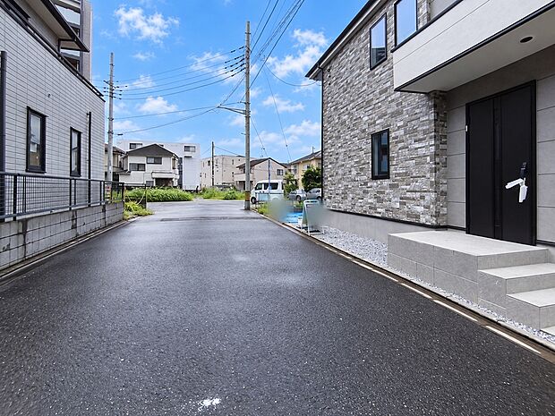 【前面道路含む外観】前面道路は公道6m。ゆとりの広さです。