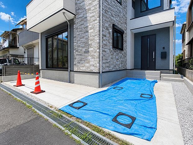 【駐車場】2台止めることができる広々としたカースペースが嬉しいですね。