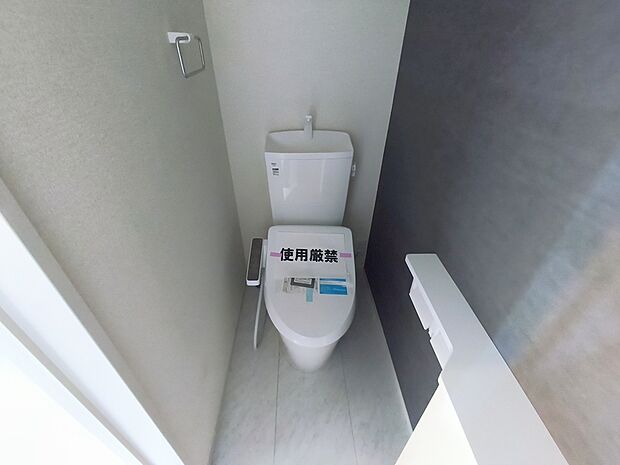 【【温水洗浄便座】】メーカーによってはウォシュレット・シャワートイレともいいますね♪魅力は清潔な状態をキープする事が出来、冬になると便座が冷たいなんて思いもしなくてすみます!!