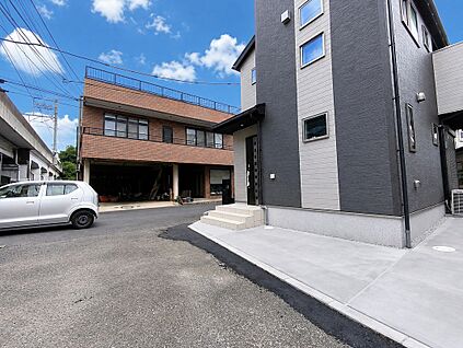 前面道路含む外観