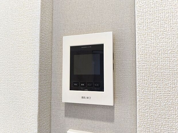 【【モニター付きインターホン】】玄関を確認しなくても誰が来たのかすぐわかります。訪問者を確認してから会話することができますので安心して対応できます。