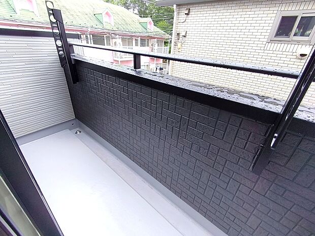 【バルコニー】たっぷりの陽光と心地よい風が舞い込むバルコニー。たくさんのお洗濯物も一気に片付きます!