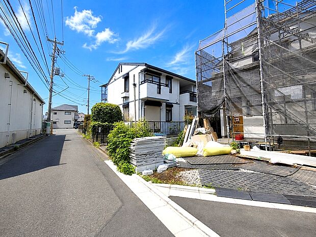 【前面道路含む現地写真】周囲にはスーパーをはじめとした買い物施設も揃っています。住みやすさと利便性を兼ね備えた環境です。
