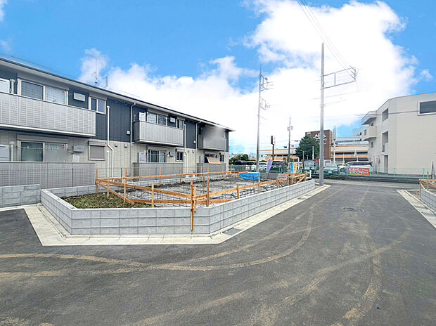 【前面道路含む外観】分譲地内は約4.5ｍ！お車の出し入れもラクラクです。