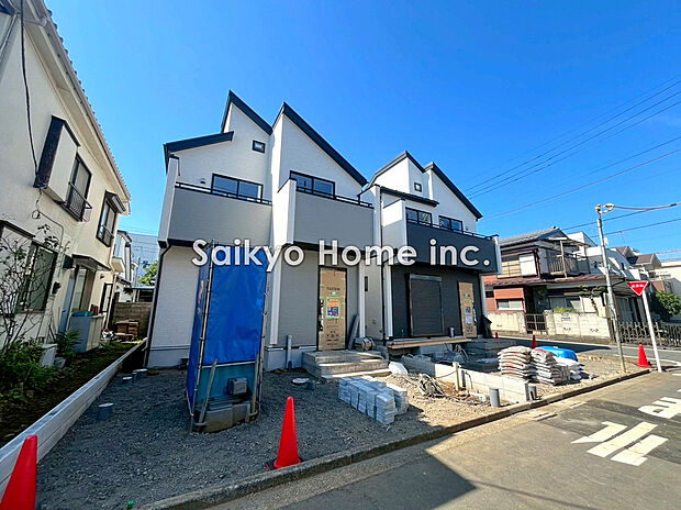 【現地写真】周囲にはスーパーをはじめとした買い物施設も揃っています。住みやすさと利便性を兼ね備えた環境です。