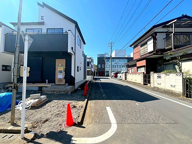 【前面道路】住みやすさと利便性を兼ね備えた立地。高い住宅性能を備えた安心で暮らしやすい住まいです。