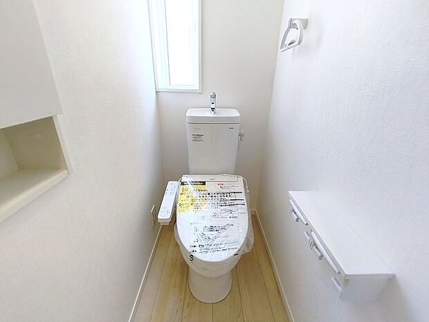 【【温水洗浄便座】】メーカーによってはウォシュレット・シャワートイレともいいますね♪魅力は清潔な状態をキープする事が出来、冬になると便座が冷たいなんて思いもしなくてすみます！！