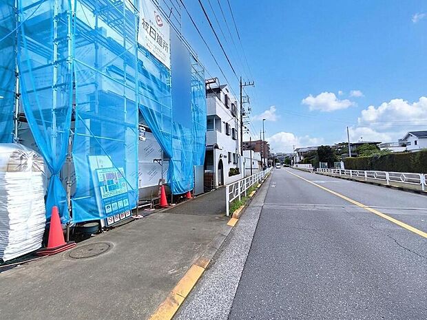 【現地写真】開放的な吹抜け+窓の多いデザイン=やわらかな陽光が隅々まで届きます。注文住宅を思わせるようなオシャレな造りの間取り・仕様。