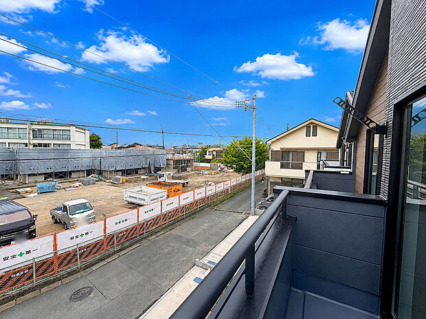 【バルコニー】西向きワイドバルコニー!洋室2部屋分に面しているので、お布団干しにも大変便利ですね!