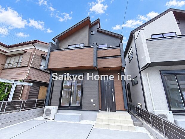 【1号棟現地外観】シックな外観で飽きの来ないデザイン。外壁にサイディング利用で、長く住んでも汚れにくい特徴があります。「ずっと住み続ける家」を実現した邸宅です。