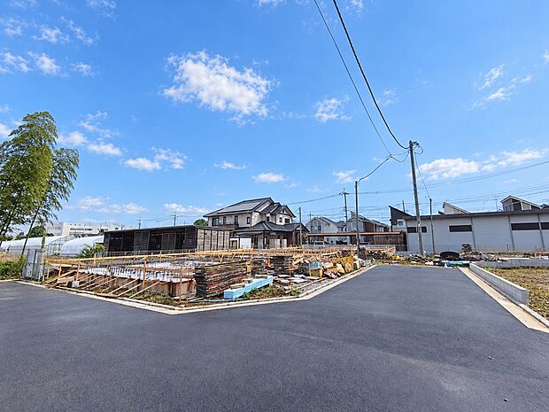 【前面道路】前面道路は5メートル。ゆとりもあり車庫入れもスムーズにできますね。