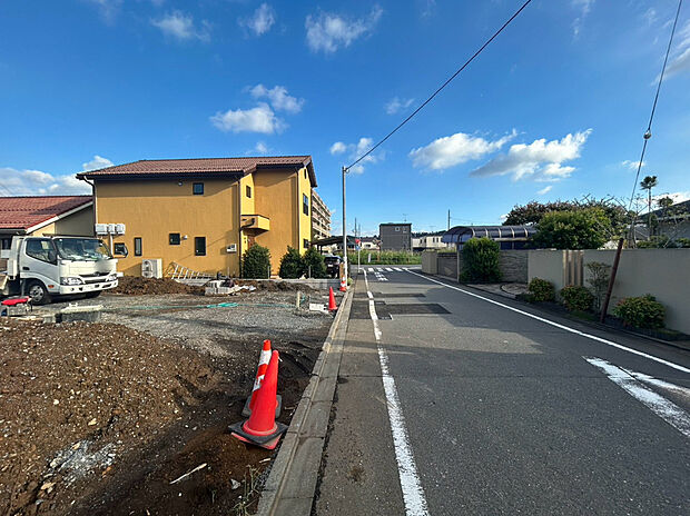 【前面道路含む外観】前面道路は6mの幅広な道路です。入出庫の際もらくらくです。
