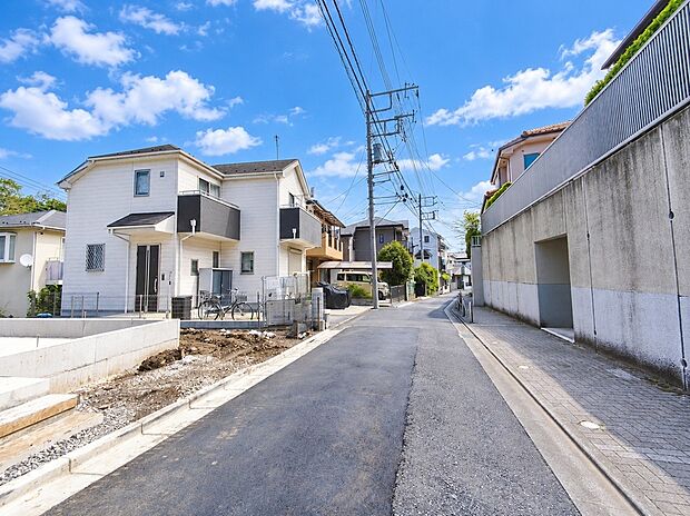 【前面道路含む外観】前面道路は4mの幅広な道路です。入出庫の際もらくらくです。