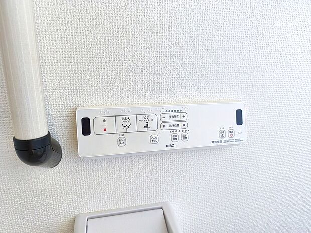 【【温水洗浄便座】】メーカーによってはウォシュレット・シャワートイレともいいますね♪魅力は清潔な状態をキープする事が出来、冬になると便座が冷たいなんて思いもしなくてすみます!!