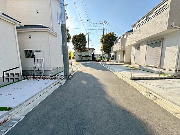 現地外観を含む前面道路