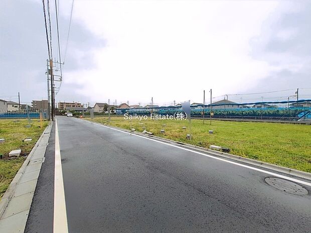 現地外観を含む前面道路
