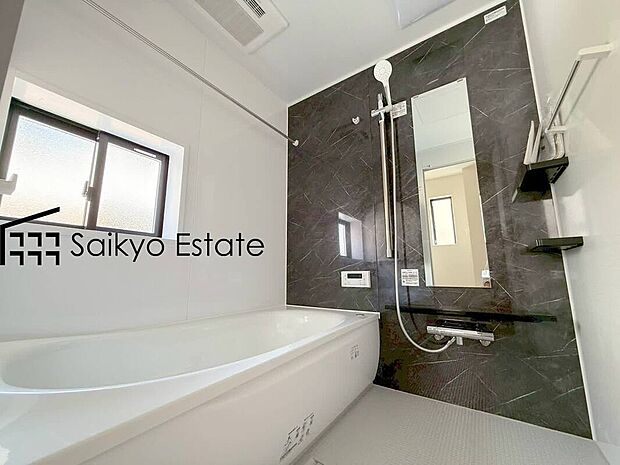 【バスルーム(2号棟)】一日の疲れを癒すバスルーム。ゆったりとリラックスできる一坪タイプです。カビの発生を抑制し、雨の日の洗濯物の乾燥にも便利な浴室換気暖房乾燥機を標準装備しています。