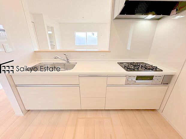 【キッチン】リビングにいる家族とコミュニケーションをとりながら作業が出来る人気のカウンターキッチン。お子様がリビングにいても目が届くので安心です。