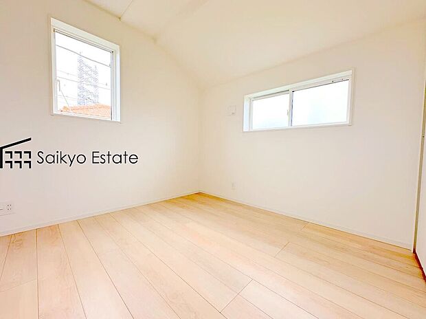 【洋室】2面採光で明るく風通しも良好です!天気の良い日は是非窓を開けて空気の入れ替えをしてみるのはいかがでしょうか♪