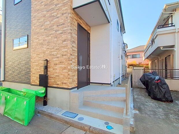 【玄関】小学校まで徒歩約4分、中学校まで徒歩約8分でお子様が無理なく通える距離です。保育園や幼稚園、公園も近くに多数あり、子育てファミリーには嬉しい環境です!