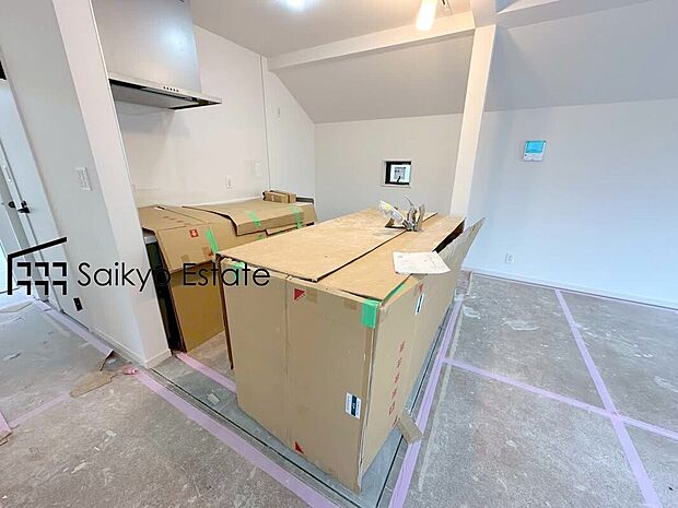 【キッチン】リビングにいる家族とコミュニケーションがとりやすい、人気のカウンターキッチンを採用。小さなお子さんがリビングにいても目が届くので安心。来客時には会話を楽しみながらお料理もできます。食洗機付です。