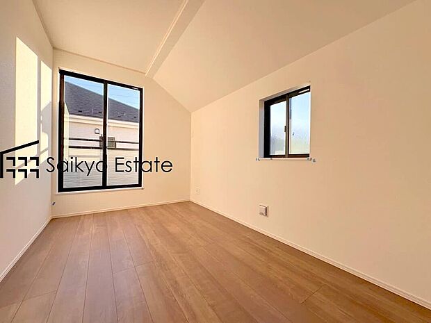 【居室】2面採光で明るく風通しも良好です!天気の良い日は是非窓を開けて空気の入れ替えをしてみるのはいかがでしょうか♪