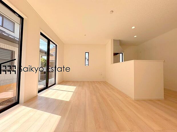 【リビング(2号棟)】開放感と採光にこだわったLDKです。陽光いっぱいの空間で家族団らんの時間も増えそうですね!