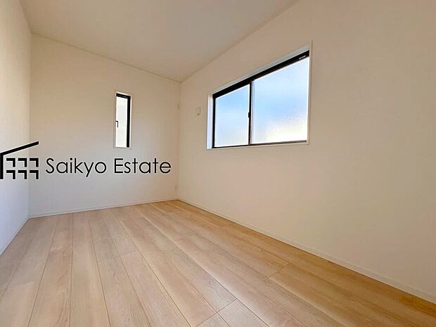 【洋室】2面採光で明るく風通しも良好です!天気の良い日は是非窓を開けて空気の入れ替えをしてみるのはいかがでしょうか♪