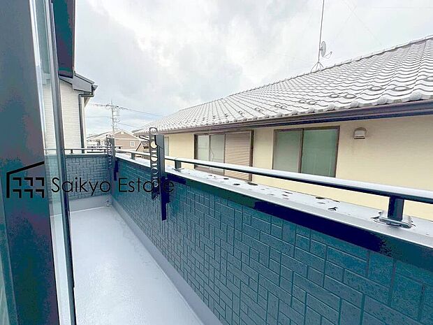 【バルコニー】お洗濯物やお布団を干すのに十分なスペースを確保したバルコニー。南向きで陽当りも良好です♪