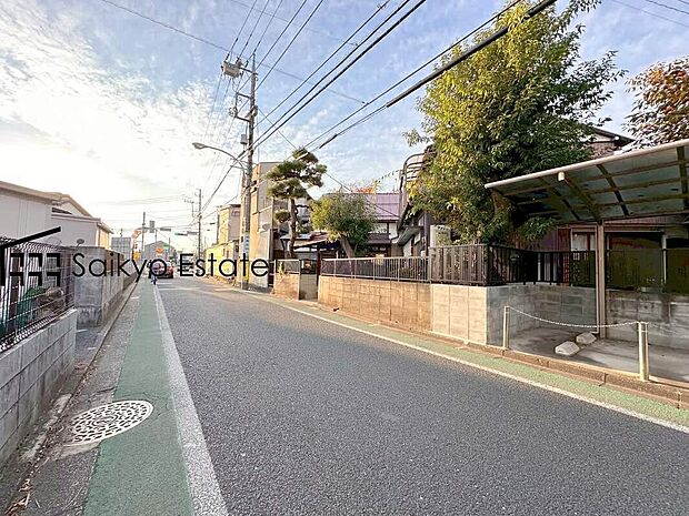 【前面道路】周辺は公園が点在する緑豊かな住環境です。この機会に是非、周辺環境も併せて現地をご覧ください。