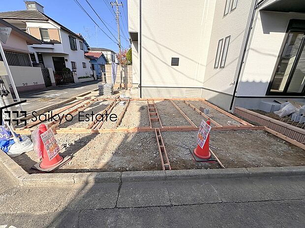 【カースペース】駐車スペースは並列2台可能です!来客時などに便利な他、セカンドカーをお持ちの方、購入をご検討の方は必見です!