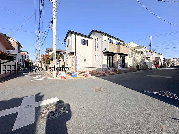 【前面道路含む現地写真】開放感ある南西角地!陽当り、通風良好です!周辺環境も合わせて、是非直接現地をご覧ください!