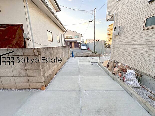 【前面道路を含む現地写真】小学校まで徒歩約2分、中学校まで徒歩約5分でお子様が無理なく通える距離です。幼稚園や保育園も近くに多数あり、子育てファミリーには嬉しい環境です!