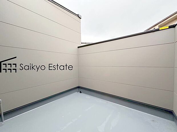 【バルコニー】リビングと洗面室から出入りできる2箇所のバルコニーがございますので、洗濯物の他、お布団なども沢山同時に干せて便利です！