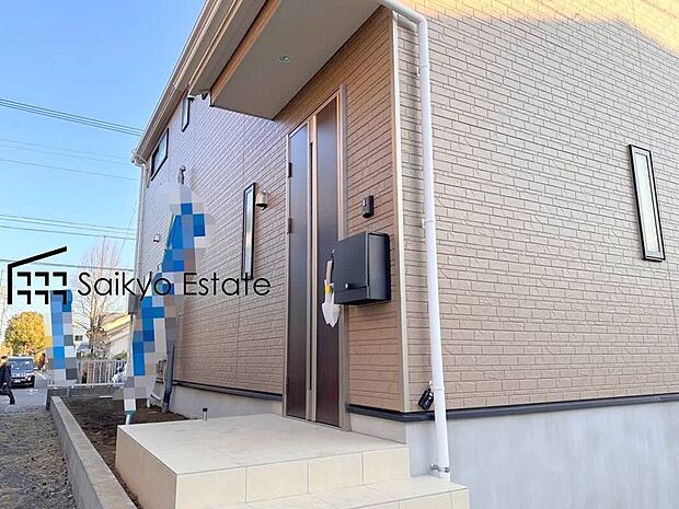 【玄関】家の顔となる玄関は、格調高いデザイン性が求められます。高級感と断熱性、防犯性に優れた玄関ドアを標準装備。