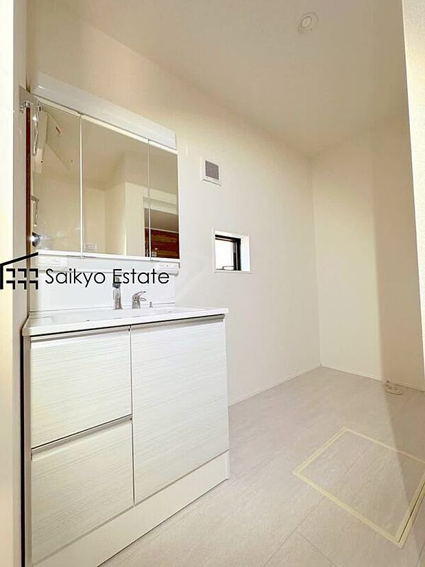 【【シャワー付き洗面化粧台】】女性にはうれしいシャンプードレッサー付きの三面鏡洗面化粧台。収納スペースも十分ございますので、ドライヤーなどすっきりと片付きます♪