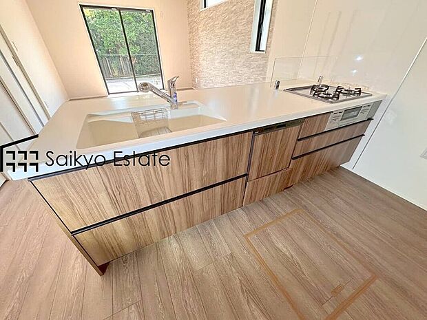 【キッチン】リビングにいる家族とコミュニケーションをとりながら作業が出来る人気のカウンターキッチン。お子様がリビングにいても目が届くので安心です。