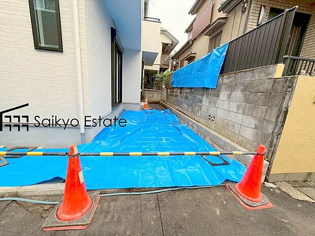 【駐車場】カースペースはコンクリート仕上げの為、雨の日でも足元が気になりません!自転車やバイクを置くスペースもございます!