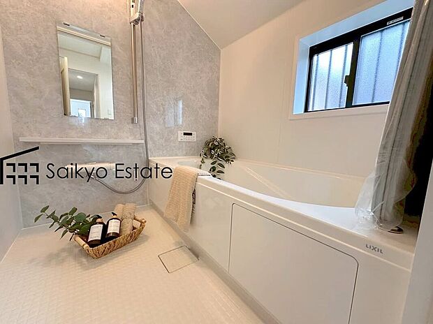 【浴室【施工例】】一日の疲れを癒してくれる一坪タイプの広々バスルーム♪雨の日のお洗濯にも大活躍な浴室暖房乾燥機付きです!窓があって換気が出来るのも嬉しいですね♪