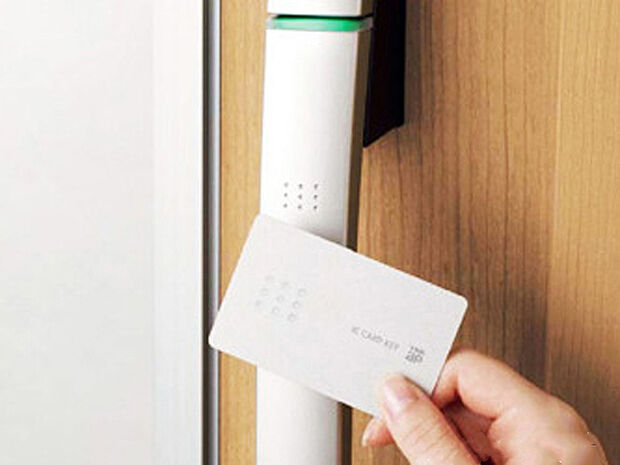 【タッチキー】「玄関ドアタッチキー」は施錠も開錠も楽々です。それでいて防犯上もレベルアップ!荷物を抱えながら、「カギはどこにしまったのかしら」そんな面倒がなくなります。