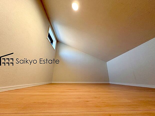 【小屋裏収納】収納力がアップする小屋裏収納付き。季節のものや、イベントでしか使わない使用頻度の低いものをしまっておくのに便利です。