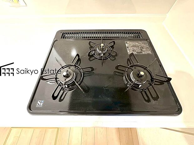 【3口ガスコンロシステム】「3口ガスコンロシステム」はたくさんの料理が同時に作れて便利な上、凹凸が少ないフラットトップなのでお掃除も楽々です。