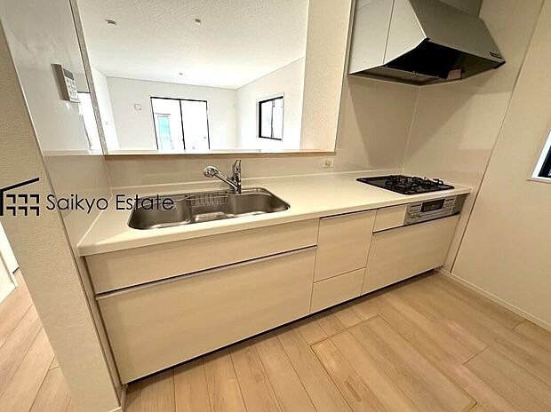 【キッチン】リビングにいる家族とコミュニケーションをとりながら作業が出来る人気のカウンターキッチン。お子様がリビングにいても目が届くので安心です。