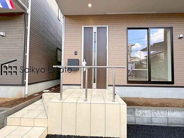 【玄関】家の顔となる玄関は、格調高いデザイン性が求められます。高級感と断熱性、防犯性に優れた玄関ドアを標準装備。