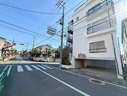 現地外観を含む前面道路