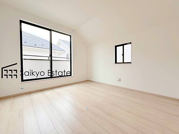 【洋室】2面採光で明るく風通しも良好です！天気の良い日は是非窓を開けて空気の入れ替えをしてみるのはいかがでしょうか♪
