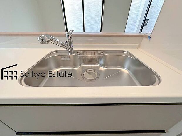 【浄水器】「浄水器」をスリムに内蔵したハンドシャワー式の水栓金具です。シンクもスッキリ！
