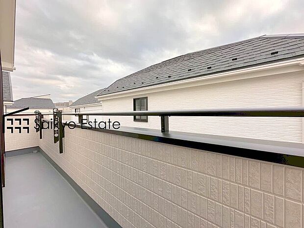 【バルコニー】2部屋から出入りが出来る続きバルコニーは家事動線が良く、沢山の洗濯物やお布団がいっぺんに干せます！陽当りの良さも魅力です！
