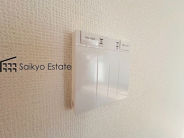 【床暖房】「リビング床暖房」は、空気を汚さずに室内を快適な温度に保ってくれます。お子様でも安心してつける事ができる暖房器具です。